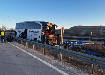YOLCU OTOBÜSÜ KONTROLDEN ÇIKTI 13 YARALI
