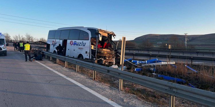 YOLCU OTOBÜSÜ KONTROLDEN ÇIKTI 13 YARALI
