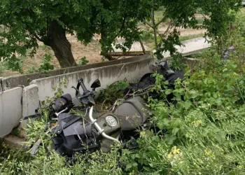 MOTORSİKLET KAZASINDA KENDİ ÖLDÜ EŞİ AĞIR YARALI