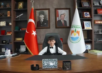 İznik’te çocuk başkan koltuğu devraldı