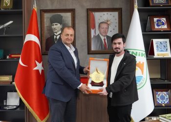 Katar Paramotor Milli Takımı’ndan Başkan Usta’ya Teşekkür Plaketi