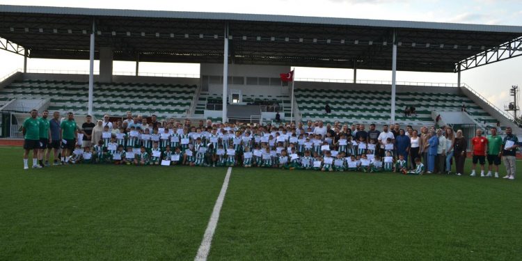 İznik spor Yaz Futbol Okulu’nda Sertifika Heyecanı