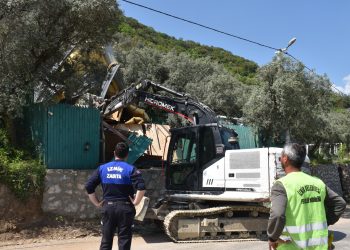 İZNİK’TE TARIM ALANLARINDAKİ KAÇAK YAPILAR YIKILIYOR