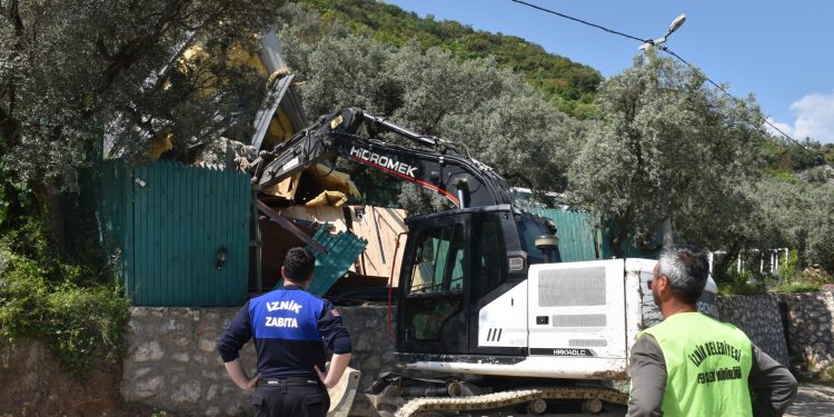 İZNİK’TE TARIM ALANLARINDAKİ KAÇAK YAPILAR YIKILIYOR